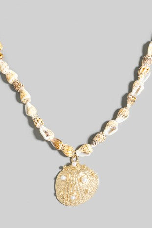 The Pearl Shell Pendant Beaded Necklace