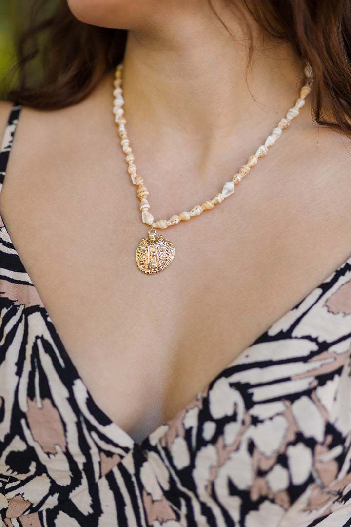 The Pearl Shell Pendant Beaded Necklace
